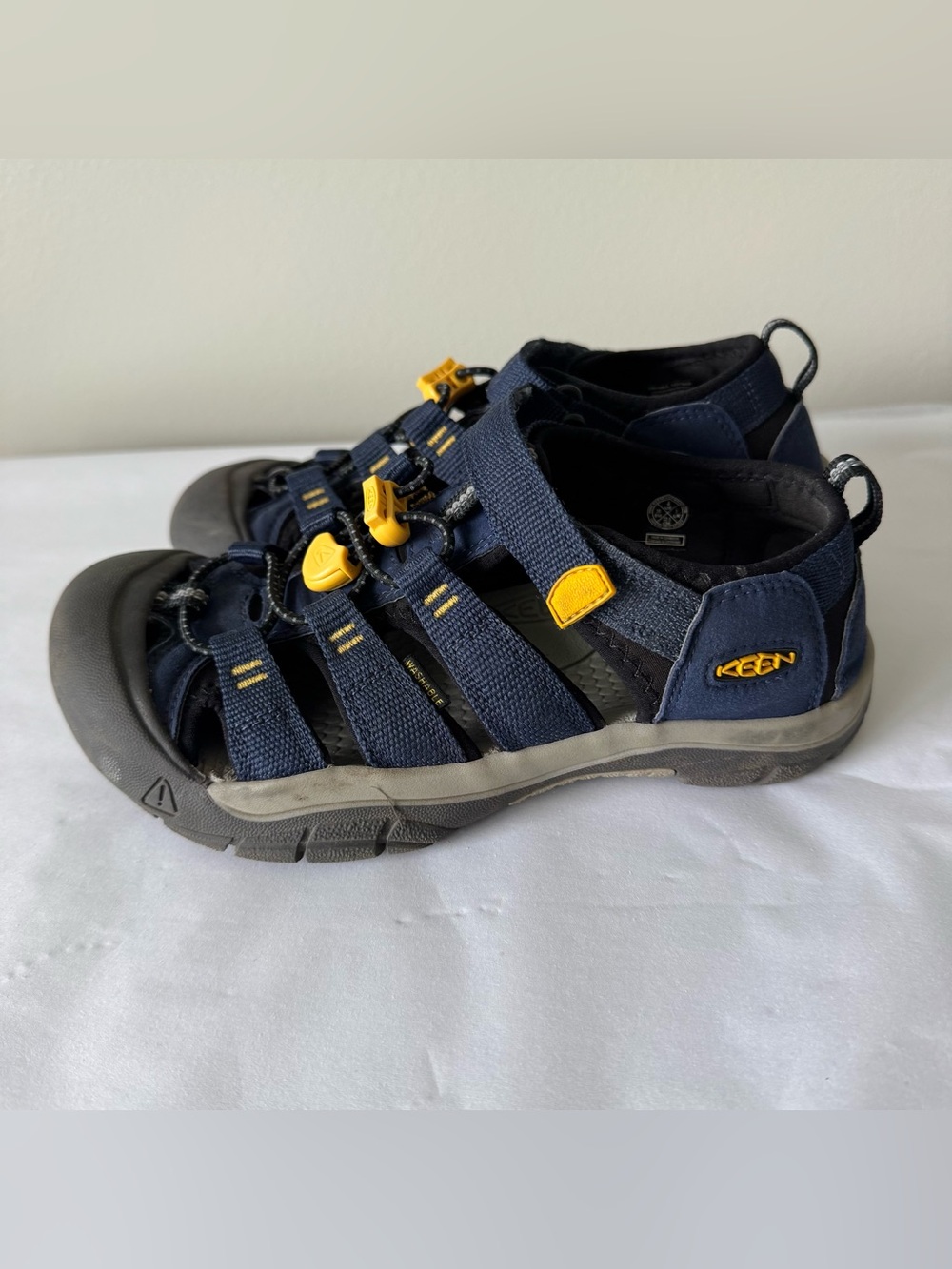 KEEN Size 4 Big Boys Blue Sandals